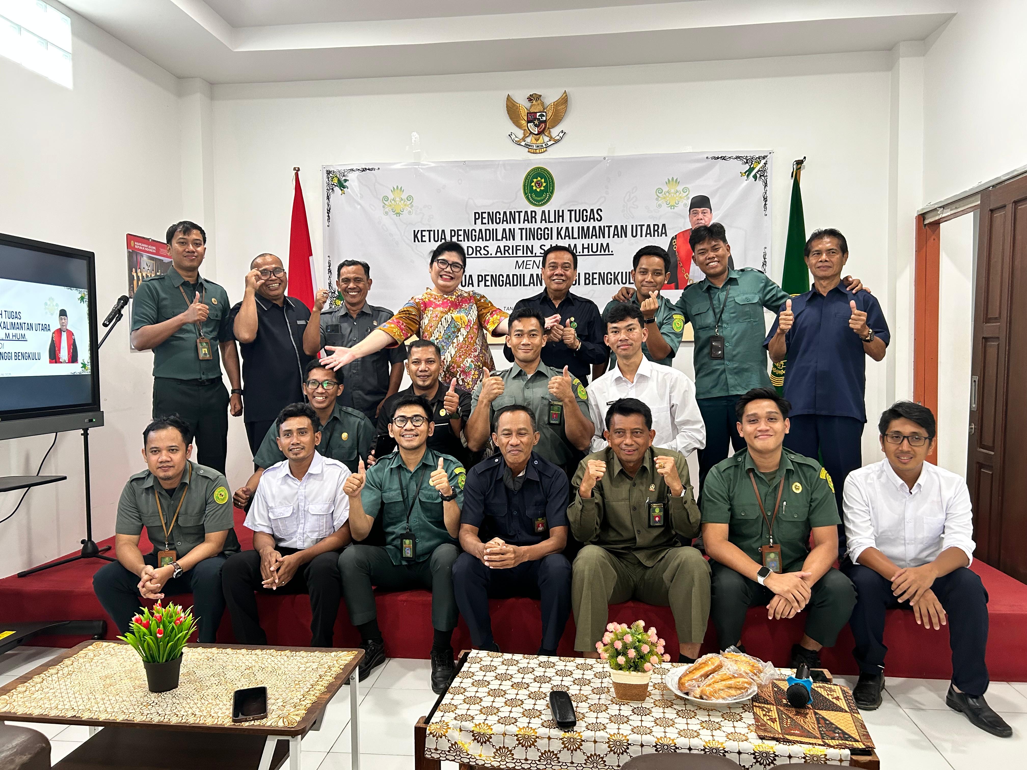 KETUA PENGADILAN TINGGI KALIMANTAN UTARA, Y.M. BAPAK ARIFIN, S.H., M.HUM, BERSERTA IBU BERPAMITAN DENGAN SELURUH KELUARGA BESAR PENGADILAN TINGGI KALIMANTAN UTARA