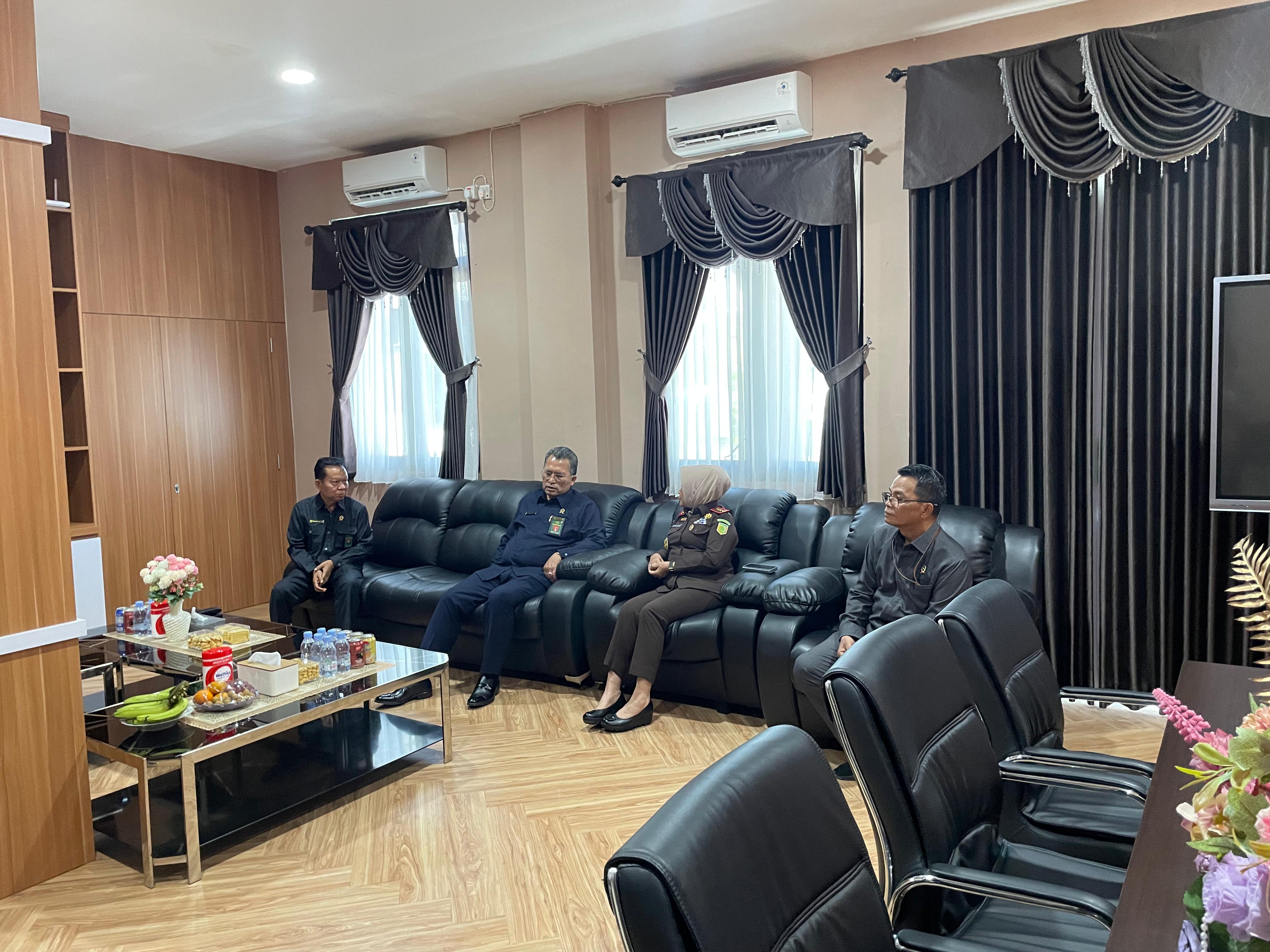  KETUA PENGADILAN TINGGI KALIMANTAN UTARA BERSAMA HAKIM TINGGI MENYAMBANGI KEJAKSAAN TINGGI KALIMANTAN UTARA DALAM RANGKA BERSILATURAHMI DENGAN JAJARAN KEJAKSAAN TINGGI KALIMANTAN UTARA